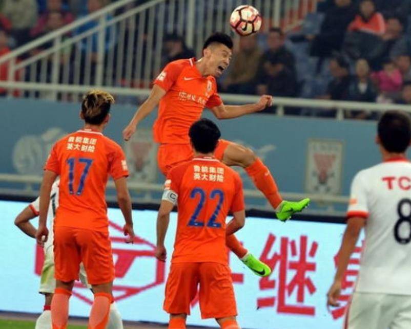 九游体育-北京首钢训练开放日，赛后远射贴柱引欢呼，中超在即，更衣室氛围转暖(北京首钢男篮最新动态消息新闻)